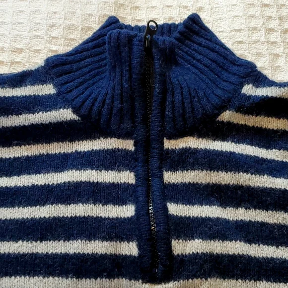 A.E. 🦅 Soft Navy blue & light grey sweater - Picture 3 of 6